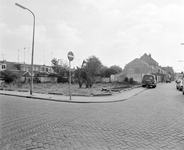 880970 Gezicht op het braakliggende terrein op de hoek van de Verenigingdwarsstraat (links) en Lauwerecht te Utrecht. ...